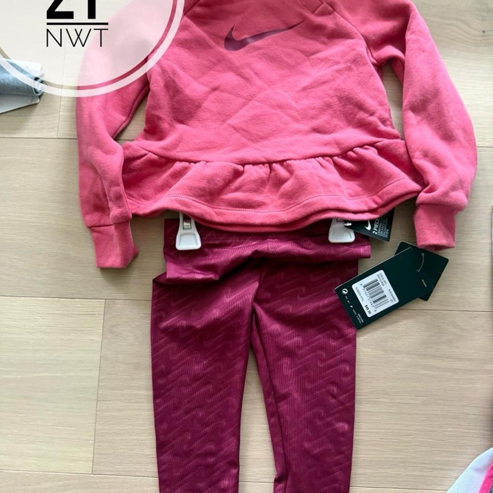 New Nike set for girls. Size 2T.